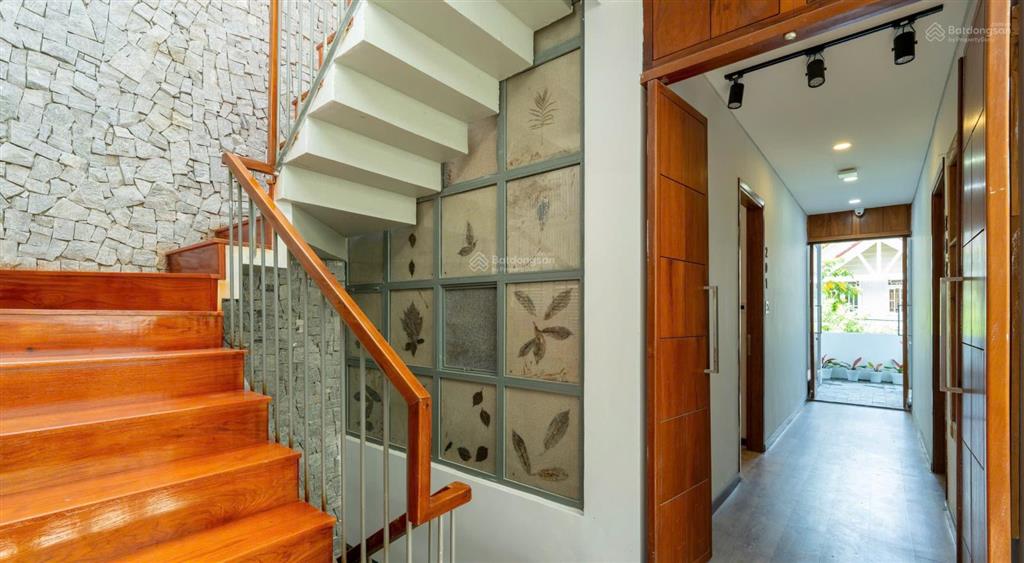 Cho thuê nguyên căn. villa 3 tầng  có hồ bơi  khu phố tây  sát biển mỹ khê