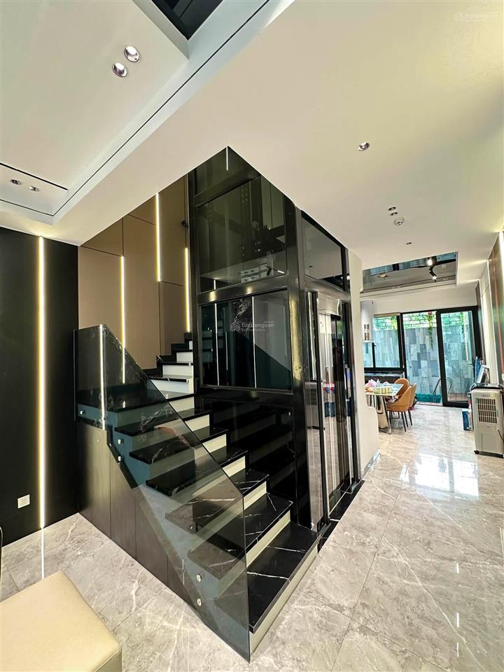 Mới tinh, villa 5 tầng có hồ bơi ngay sát biển  sẵn dòng tiền 840 tr/năm. giá chỉ nhỉnh hơn 16 tỷ