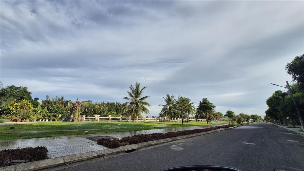 Cửa đại  hội an. lô đất 250 m2, ngay kề biển  vị trí xây villa. giá tốt 33 tr/m