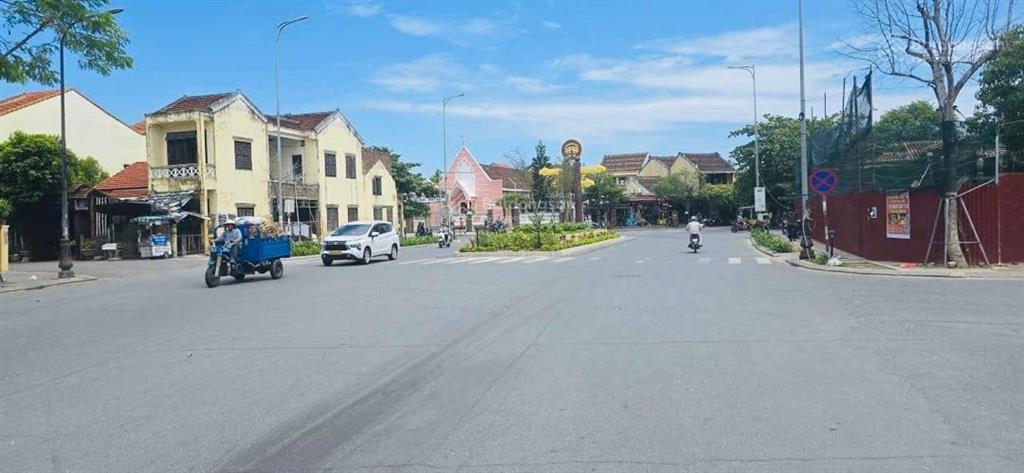 Hội an  nhà trung tâm phố cổ, đối diện sông  vị trí kinh doanh. sẵn hđ thuê 100 tr/tháng