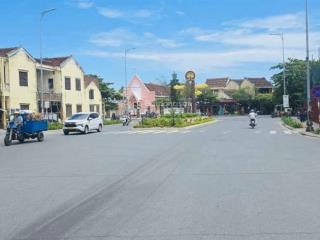 Hội an  nhà trung tâm phố cổ, đối diện sông  vị trí kinh doanh. sẵn hđ thuê 100 tr/tháng