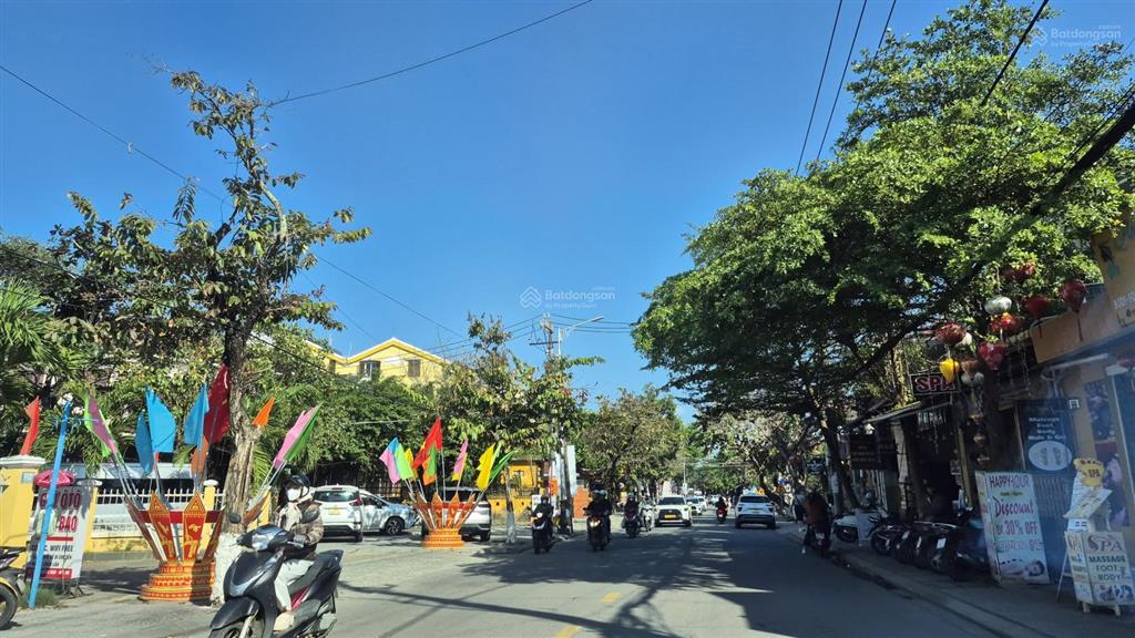 Hội an  nhà trung tâm phố cổ, đối diện sông  vị trí kinh doanh. sẵn hđ thuê 100 tr/tháng