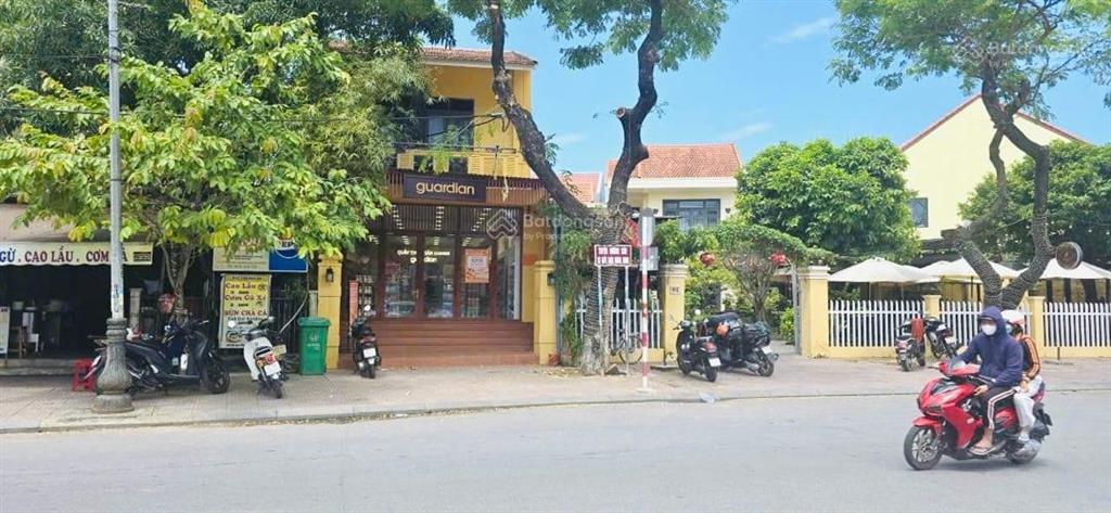 Hội an  nhà trung tâm phố cổ, đối diện sông  vị trí kinh doanh. sẵn hđ thuê 100 tr/tháng