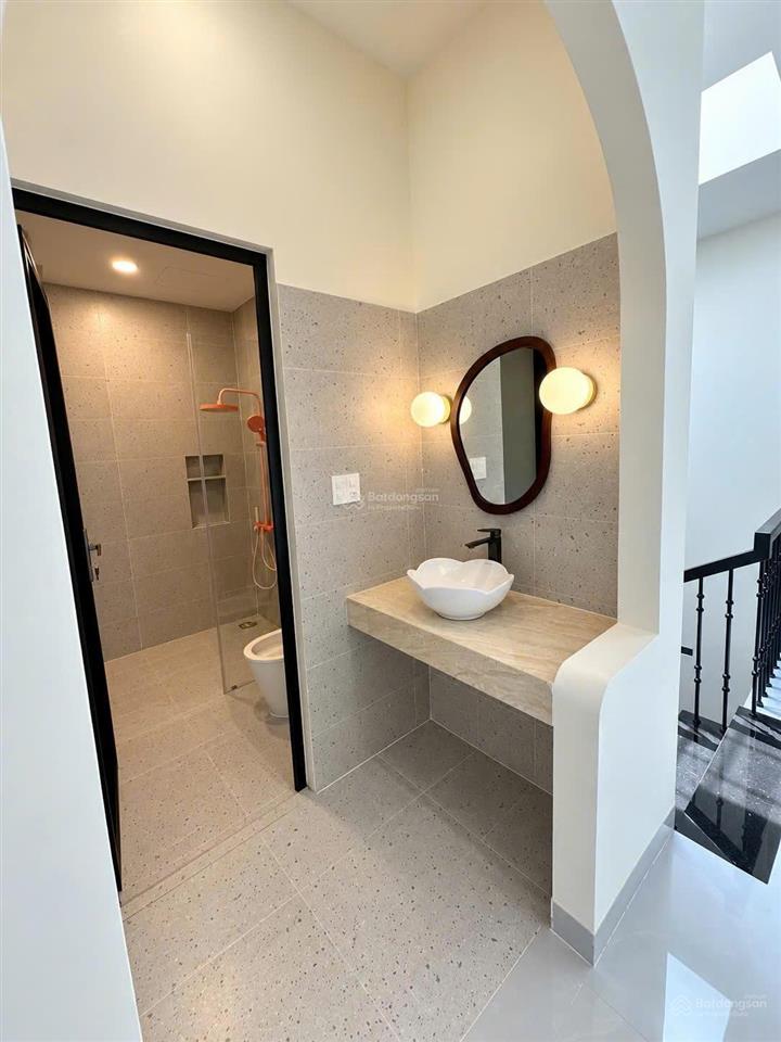 Nhà 3 tầng kiên cố  nội thất gỗ tự nhiên  sát trục võ chí công. giá nhỉnh 8 tỷ