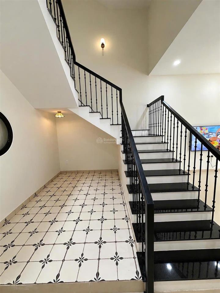Nhà 3 tầng kiên cố  nội thất gỗ tự nhiên  sát trục võ chí công. giá nhỉnh 8 tỷ