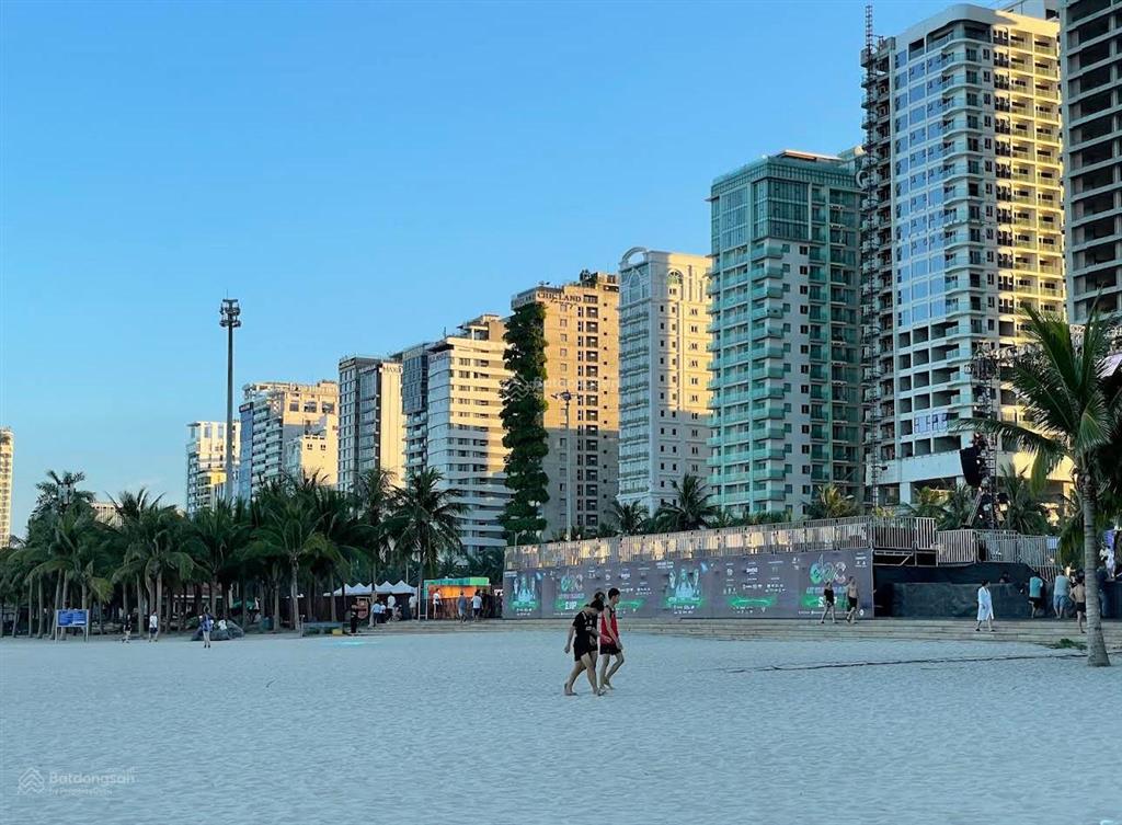 Mặt tiền biển võ nguyên giáp. đối diện công viên biển đông. đẹp nhất đà nẵng