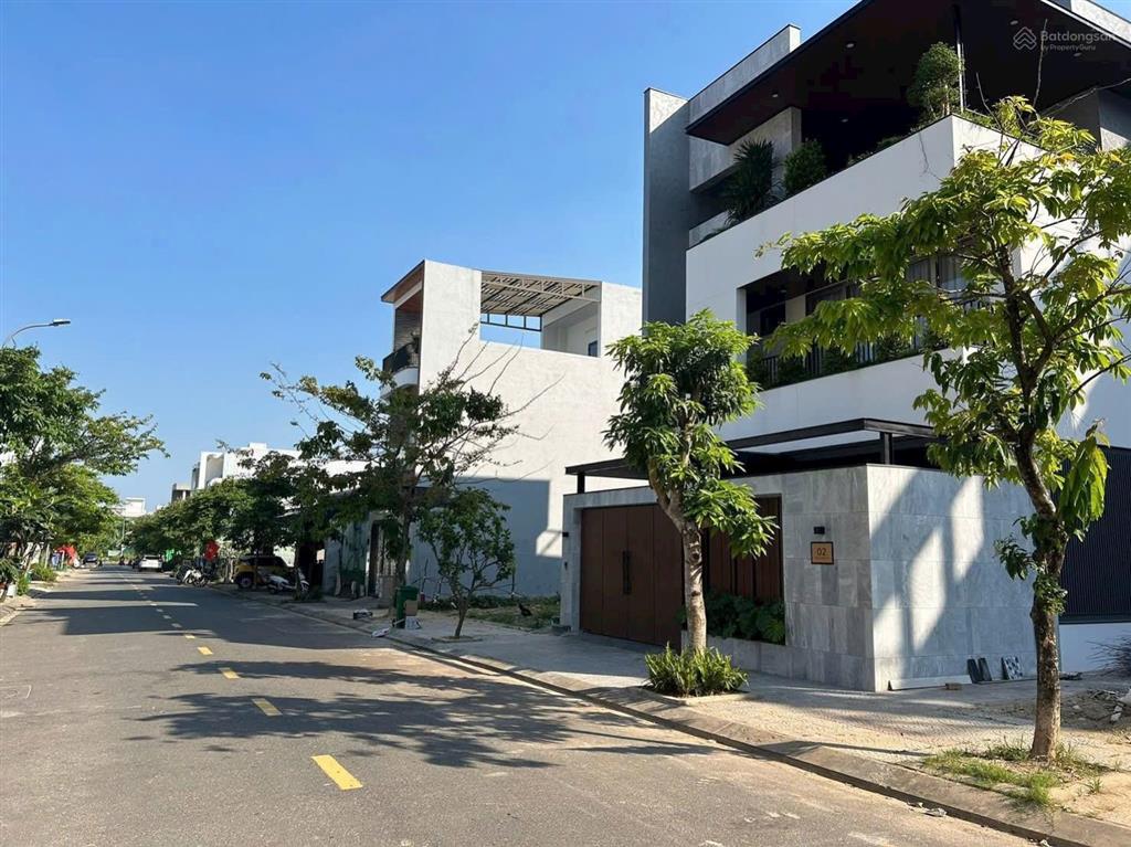 Mặt tiền nguyễn chơn kẹp cống, trục thông ra đường hoàng thị loan, đối diện công viên.
