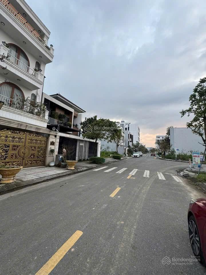 Mặt tiền nguyễn chơn kẹp cống, trục thông ra đường hoàng thị loan, đối diện công viên.