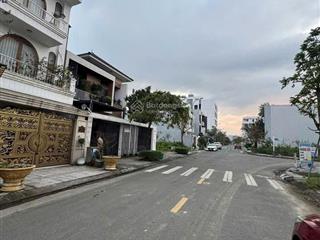 Mặt tiền nguyễn chơn kẹp cống, trục thông ra đường hoàng thị loan, đối diện công viên.
