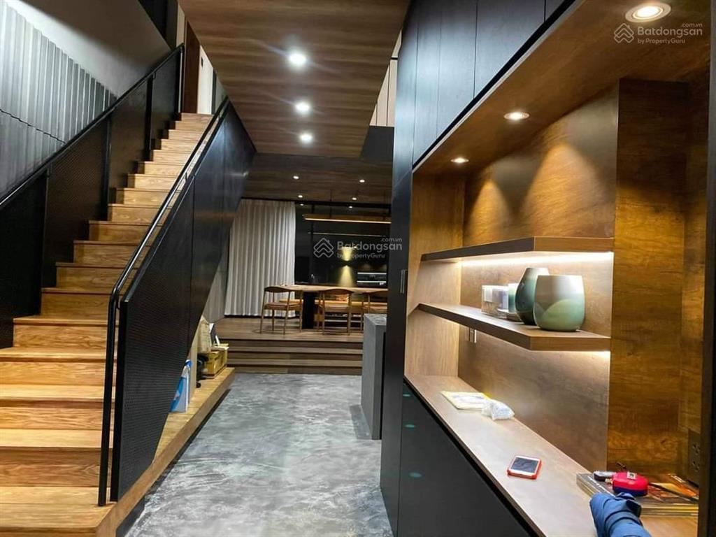 Đường 7.5m. cách biển 350m, sát bên phố tây an thượng, dt 137m, ngang 6m giá sập 17,2 tỷ.