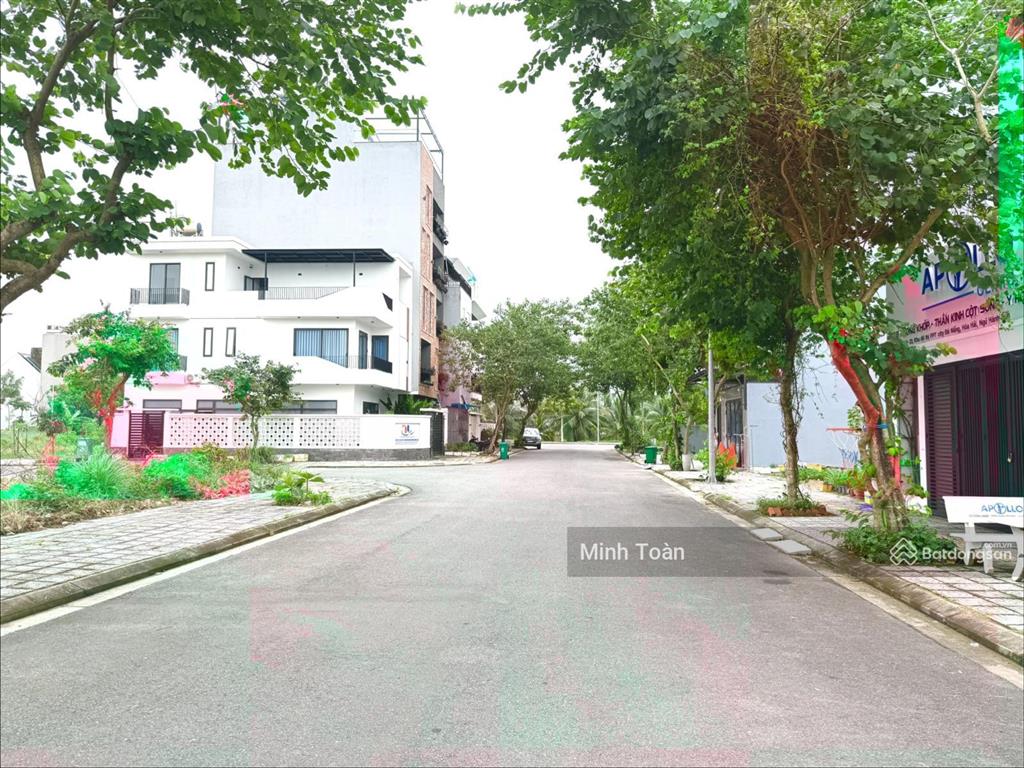 Lô kẹp vệt cây xanh đối diện trường fpt giá tốt