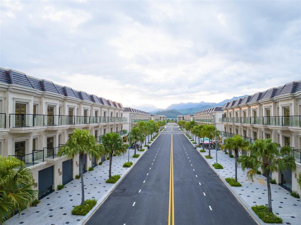 Giảm 300 triệu bán đất tặng nhà cạnh trung tâm thương mại, liền kề 9 tòa chung cư đà nẵng