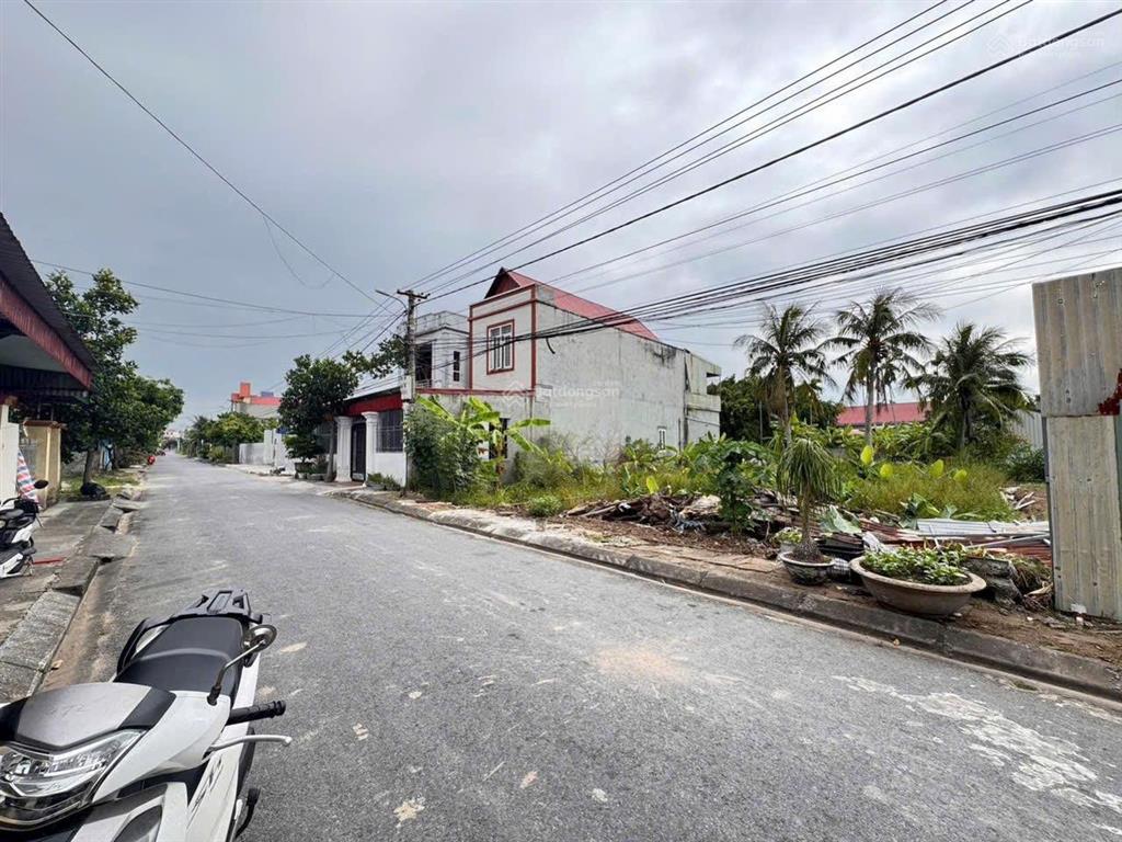 Mặt đường an toàn, hòa nghĩa, dương kinh, hải phòng. dt 250m2 ngang 10m  đường thông rộng 11m