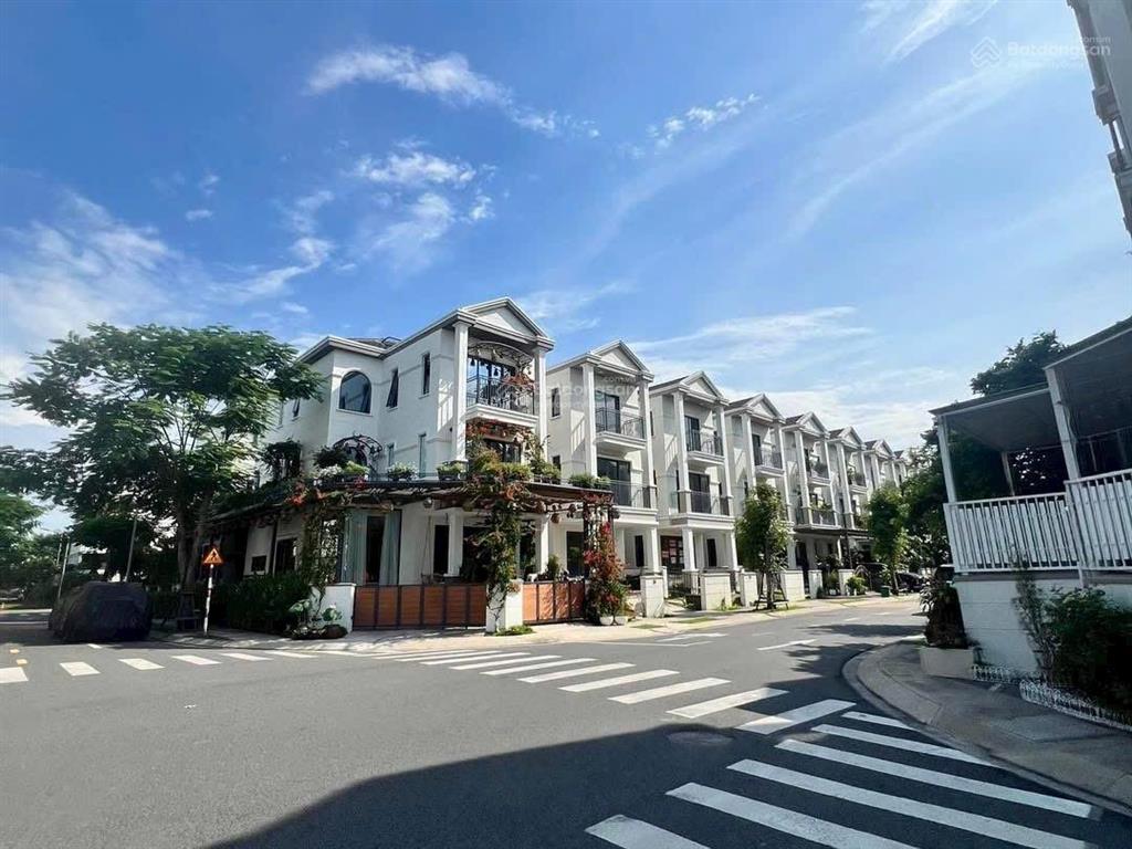 Bán biệt thự nine south estates căn góc full nội thất dt 140m², hướng bắc, sổ cầm tay, giá 25 tỷ