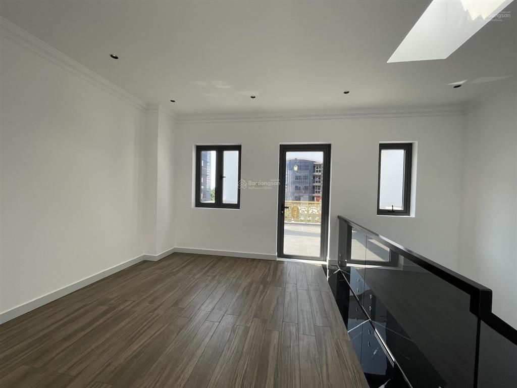 Bán nhà phố lê văn lương dt 83.5m2 trệt 2 lầu sân thượng full nội thất, sổ hồng giá 10.5 tỷ tl mạnh