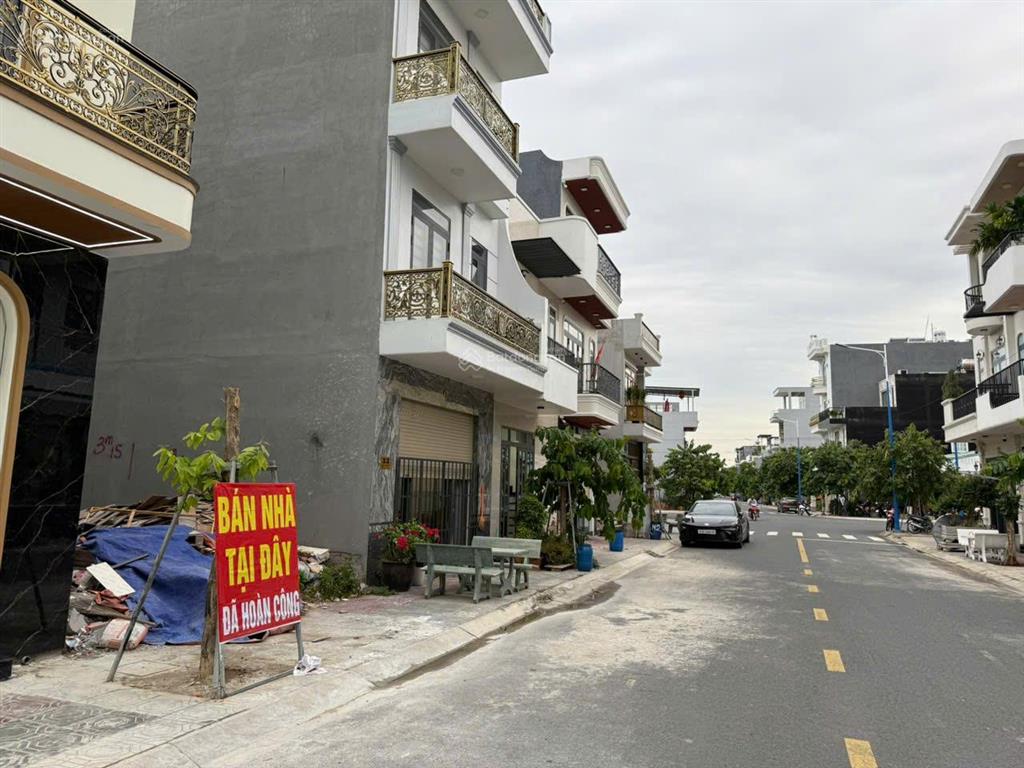 Chính chủ bán nhà 4 tầng đã hoàn công full nội thất 4pn 5wc 60m2 đông hòa chỉ 8,2 tỷ