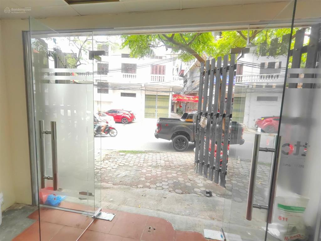 Cho thuê cửa hàng, mbkd ngã 3 ba la giá hợp lý mặt phố to sầm uất, giá chỉ 7tr