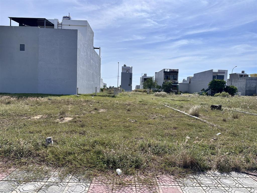 Cần bán lô đất 100m2, đường rộng 42m, sát sân bay tuy hòa và biển