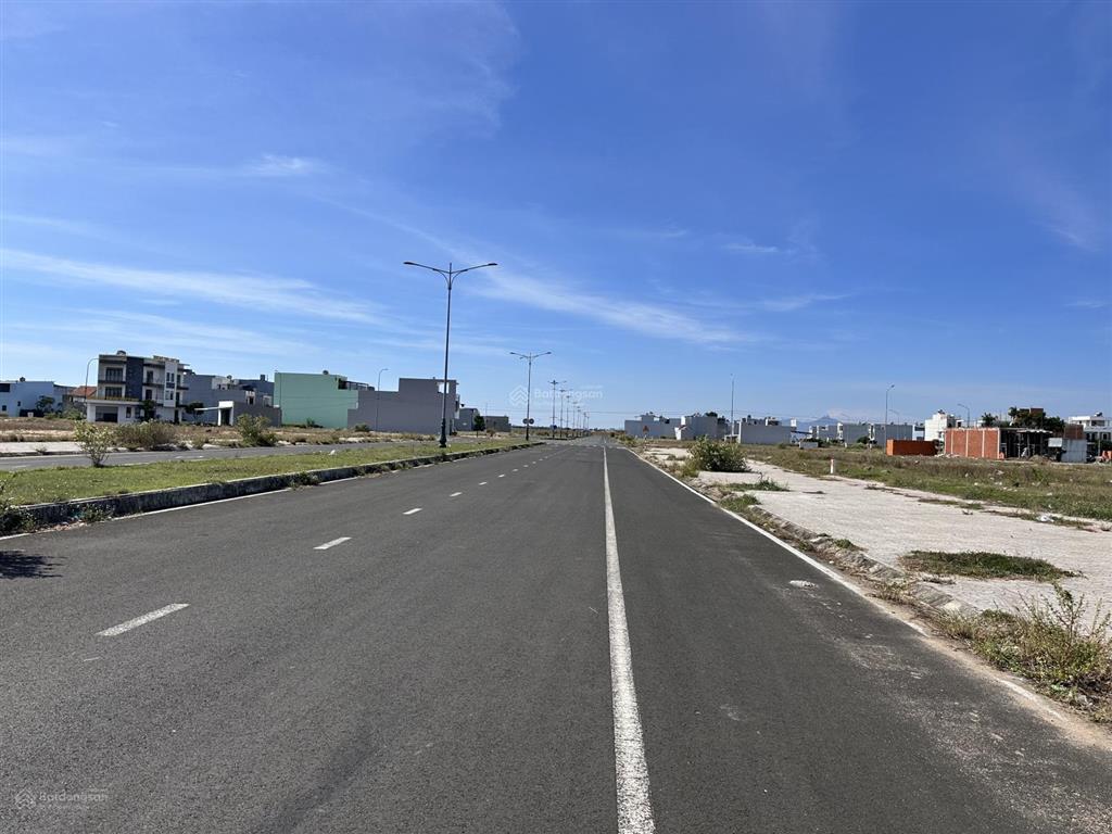 Cần bán lô đất 100m2, đường rộng 42m, sát sân bay tuy hòa và biển