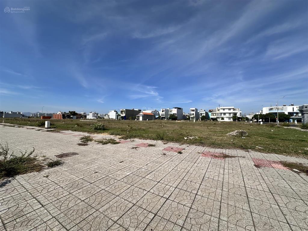 Cần bán lô đất 100m2, đường rộng 42m, sát sân bay tuy hòa và biển