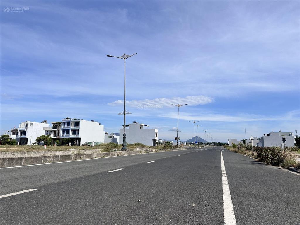 Cần bán lô đất 100m2, đường rộng 42m, sát sân bay tuy hòa và biển