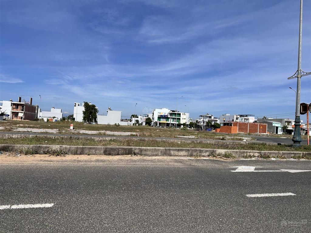 Cần bán lô đất 100m2, đường rộng 42m, sát sân bay tuy hòa và biển
