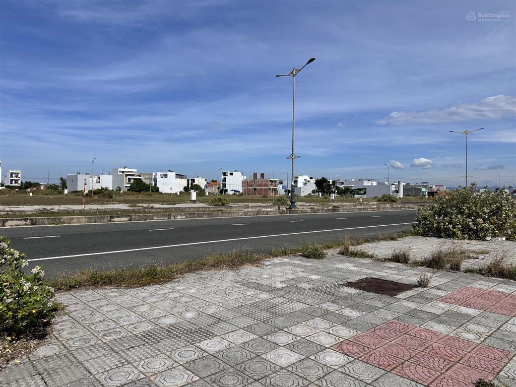 Cần bán lô đất 100m2, đường rộng 42m, sát sân bay tuy hòa và biển