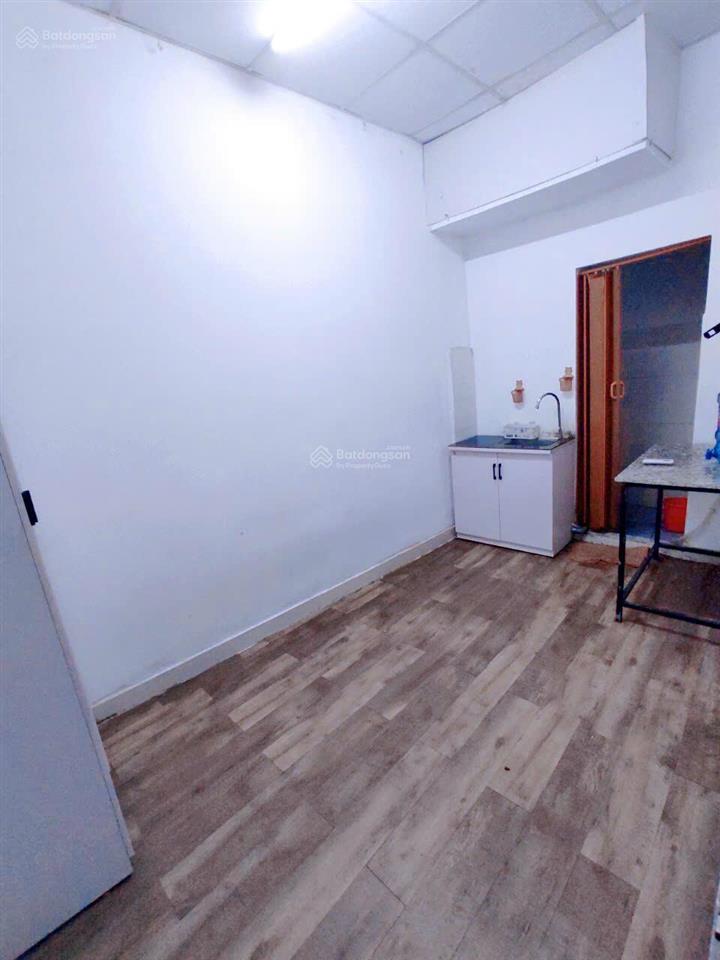 Phòng có nội thất  giá 2.7tr  ngay tòa nhà e town và gần nhà ga t3