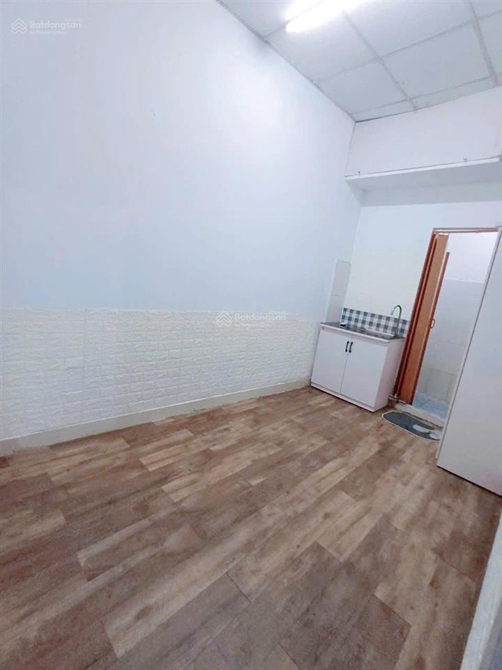 Phòng có nội thất  giá 2.7tr  ngay tòa nhà e town và gần nhà ga t3