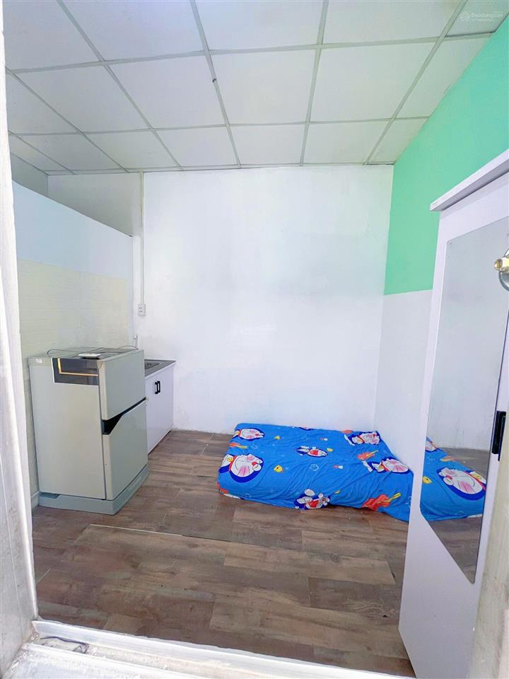 Phòng full nội thất 20m2  ban công, cửa sổ trời, ngay tòa nhà e town. giá 3.2tr