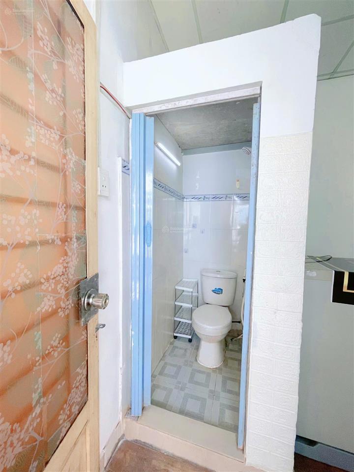 Phòng full nội thất 20m2  ban công, cửa sổ trời, ngay tòa nhà e town. giá 3.2tr
