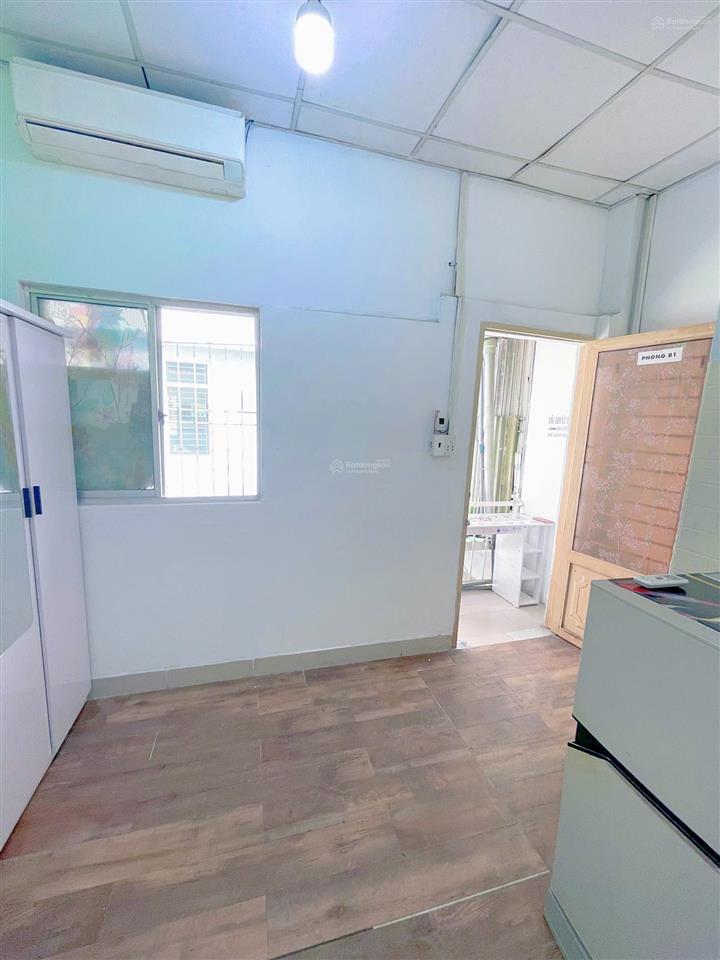 Phòng full nội thất 20m2  ban công, cửa sổ trời, ngay tòa nhà e town. giá 3.2tr