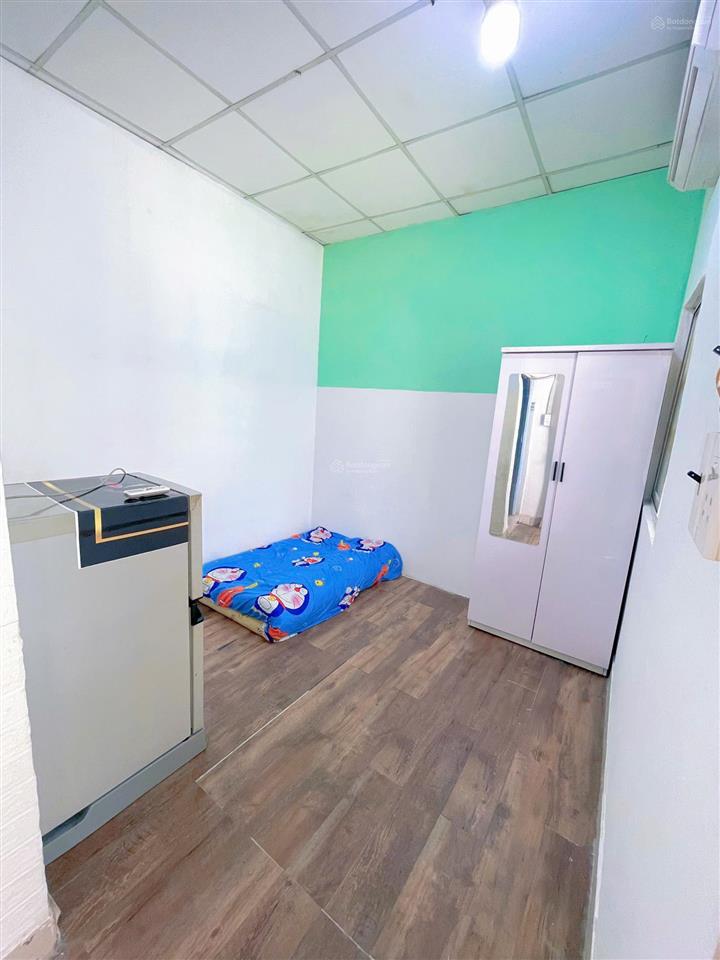 Phòng full nội thất 20m2  ban công, cửa sổ trời, ngay tòa nhà e town. giá 3.2tr