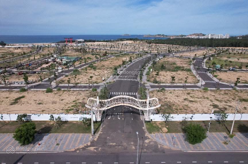 Bán nền đất khu đô thị nhơn hội new city. diện tích 80m2. sổ đỏ sẵn. giá bán chỉ 1 tỉ 350 triệu.