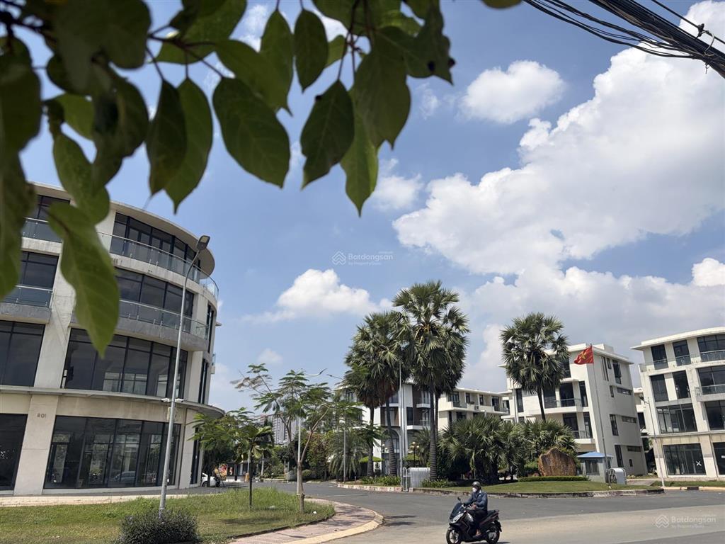 Bán đất đường bưng ông thoàn, phú hữu, 1/ đẹp ngay villa park