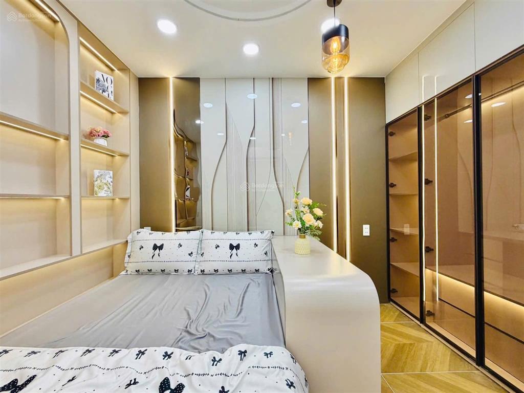 Nhà xây mới có sân đậu ô tô  khu vực kinh doanh sầm uất
