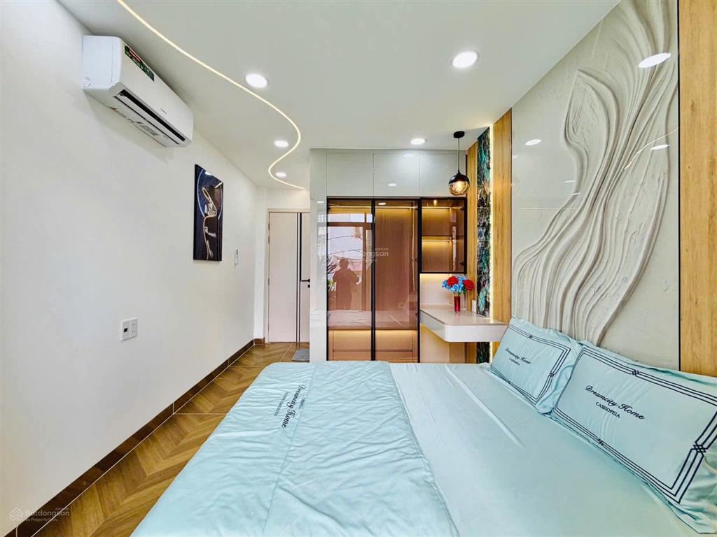 Nhà xây mới có sân đậu ô tô  khu vực kinh doanh sầm uất