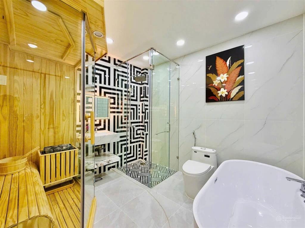 Nhà xây mới có sân đậu ô tô  khu vực kinh doanh sầm uất