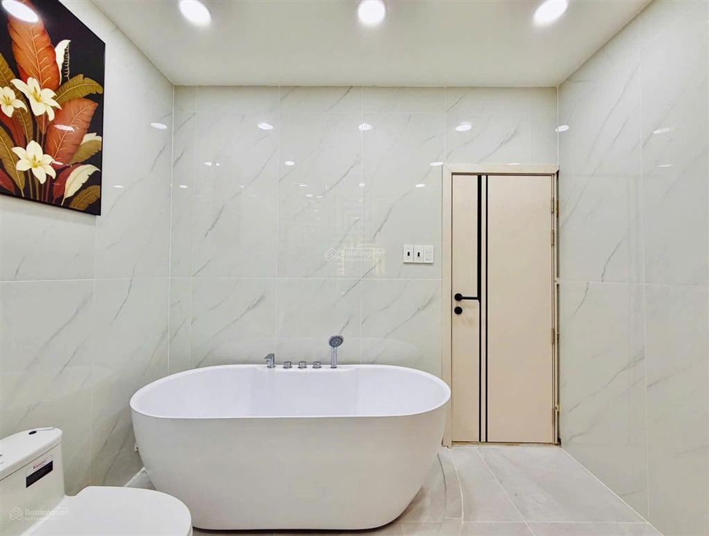 Nhà xây mới có sân đậu ô tô  khu vực kinh doanh sầm uất