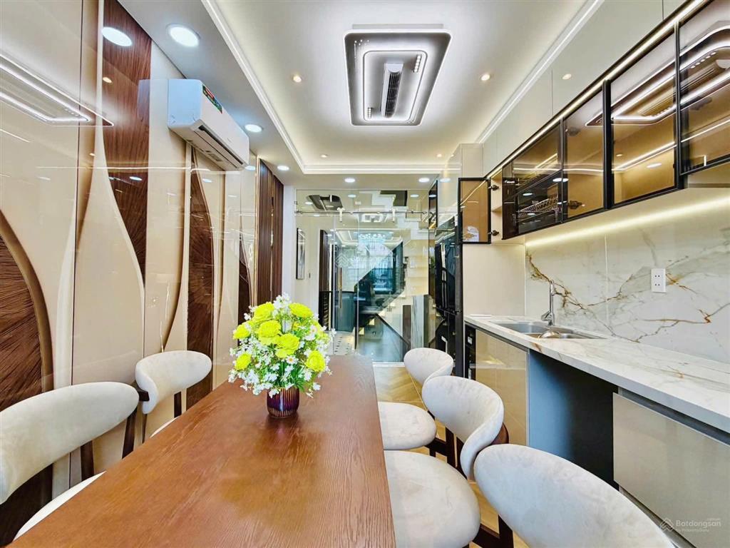 Nhà xây mới có sân đậu ô tô  khu vực kinh doanh sầm uất