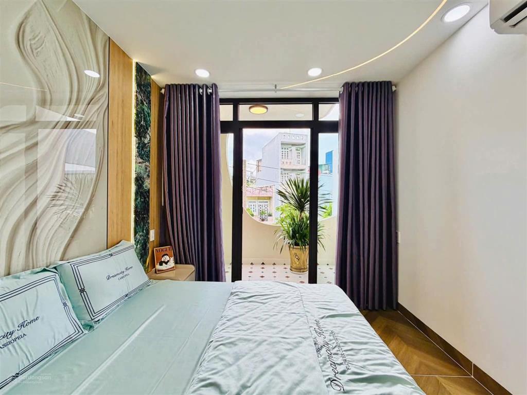 Nhà xây mới có sân đậu ô tô  khu vực kinh doanh sầm uất