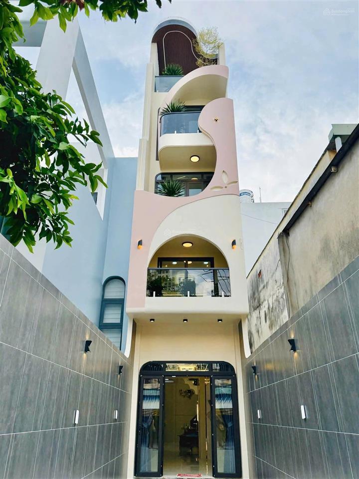 Nhà xây mới có sân đậu ô tô  khu vực kinh doanh sầm uất
