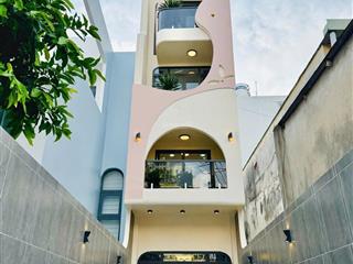 Nhà xây mới có sân đậu ô tô  khu vực kinh doanh sầm uất