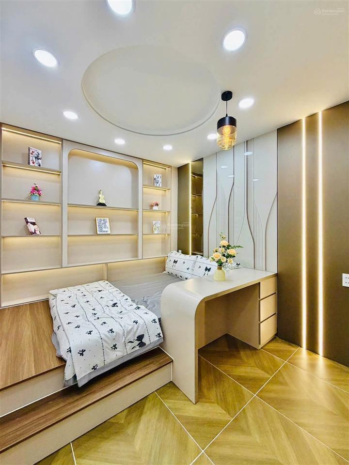 Nhà xây mới có sân đậu ô tô  khu vực kinh doanh sầm uất