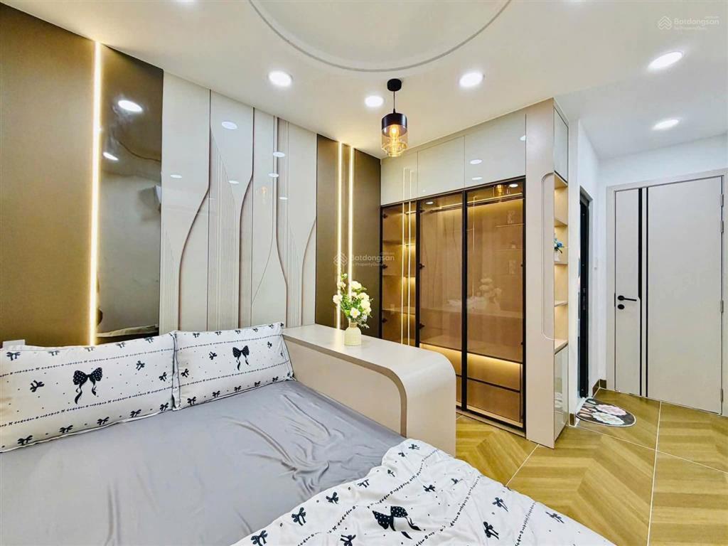 Nhà xây mới có sân đậu ô tô  khu vực kinh doanh sầm uất