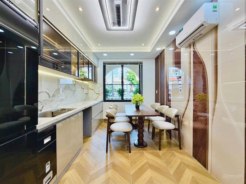 Nhà xây mới có sân đậu ô tô  khu vực kinh doanh sầm uất