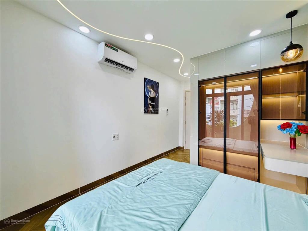 Nhà xây mới có sân đậu ô tô  khu vực kinh doanh sầm uất