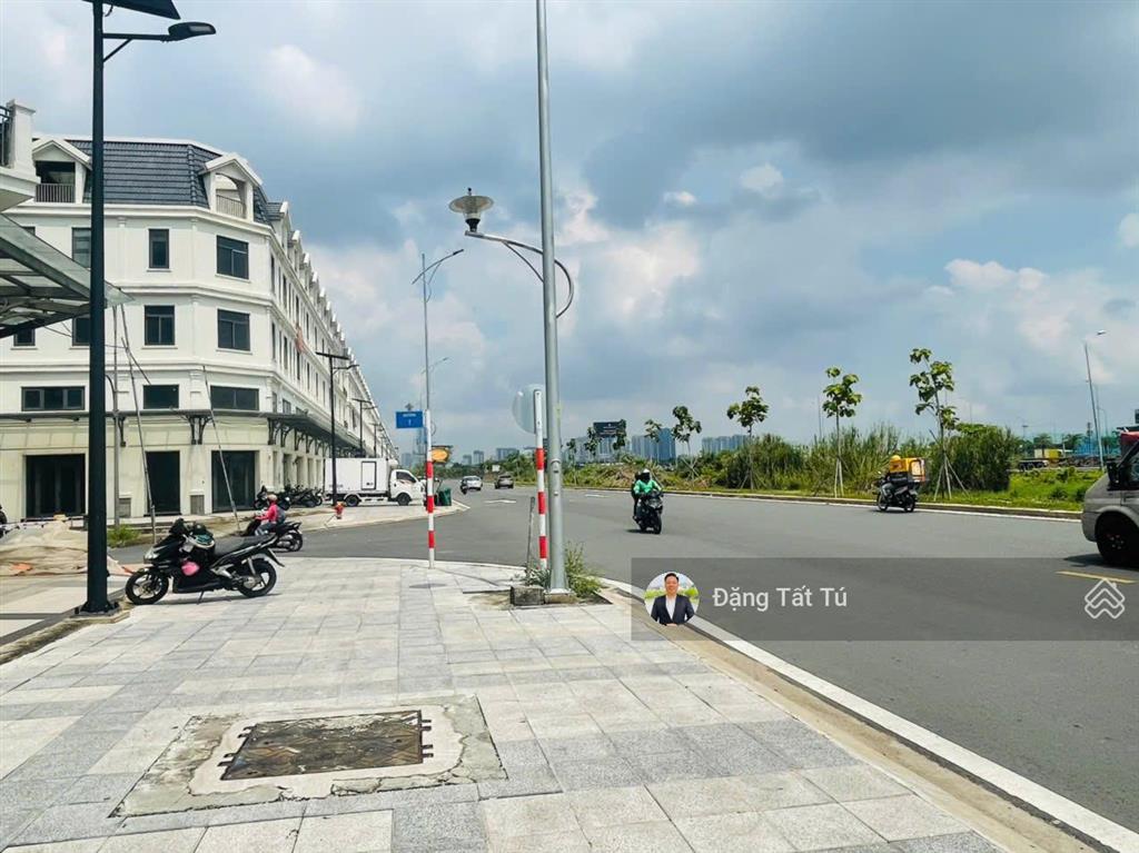 Cần bán gấp shophouse mặt tiền song hành lakeview city ngang 5m giá chỉ 26.5 tỷ.  0917 330 ***
