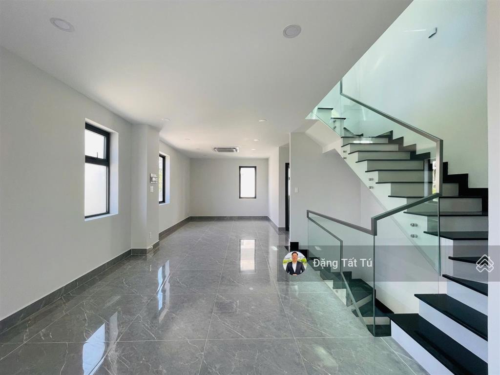 Cần cho thuê nhà phố góc hai mặt tiền view hồ, nhà đã hoàn thiện, vị trí đẹp giá 38tr/th