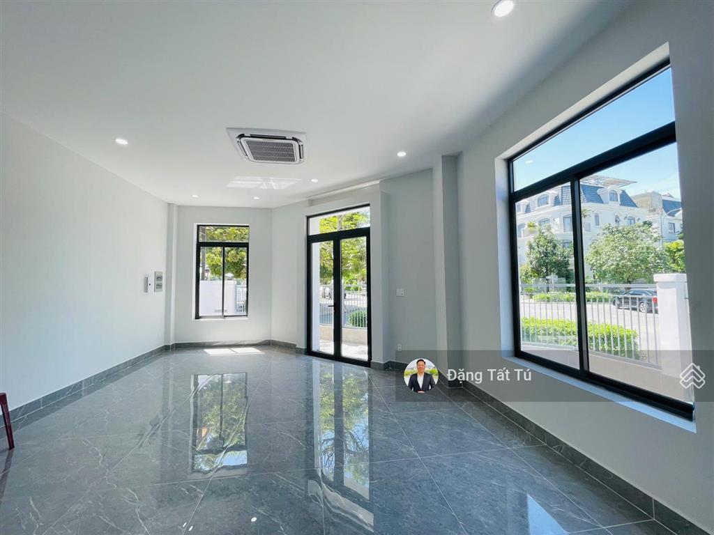 Cần cho thuê nhà phố góc hai mặt tiền view hồ, nhà đã hoàn thiện, vị trí đẹp giá 38tr/th